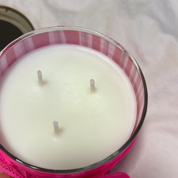 Discontinued Bath & Bodyworks Snowy peach berry candle - Picture 3 of 4